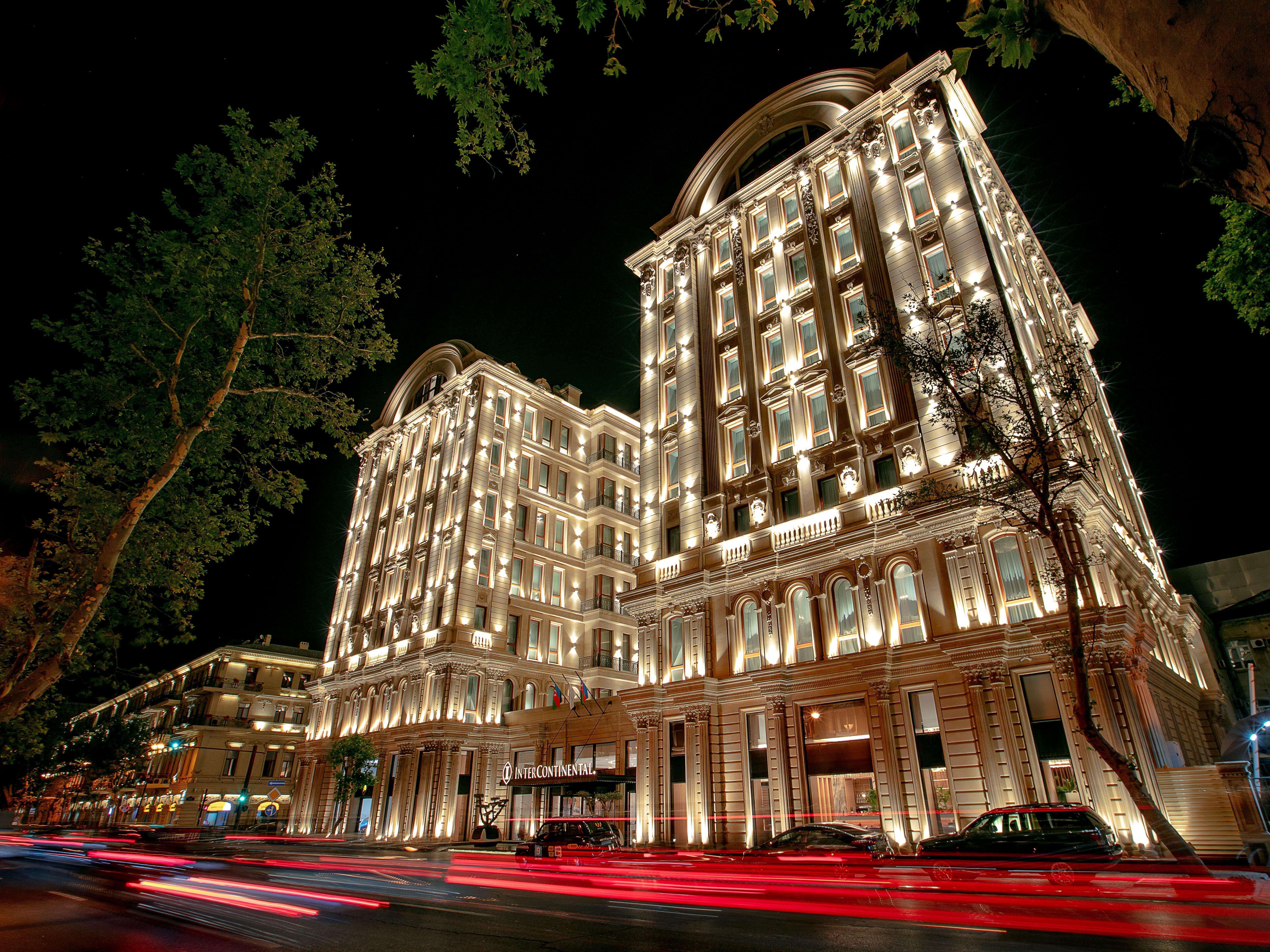 Intercontinental Baku By Ihg Hotel Luaran gambar The hotel at night