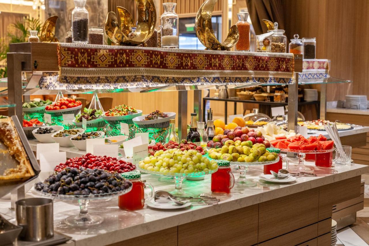 Intercontinental Baku By Ihg Hotel Luaran gambar A fruit buffet