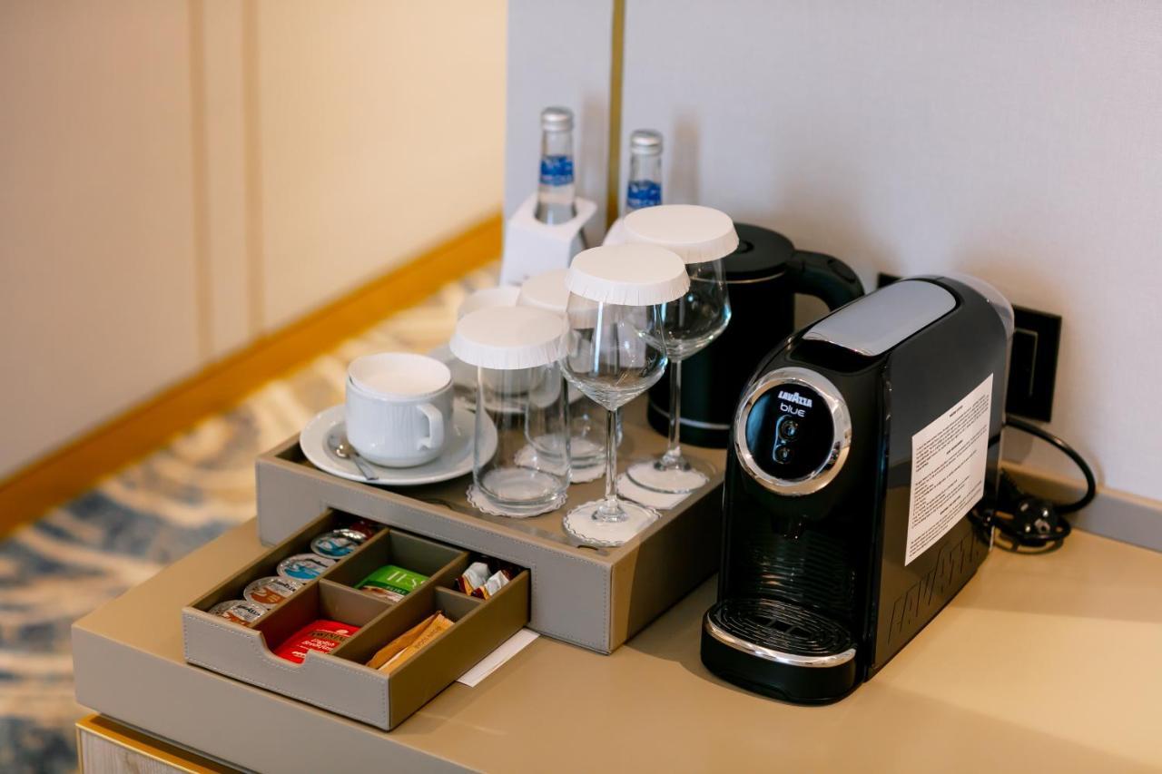 Intercontinental Baku By Ihg Hotel Luaran gambar A Nespresso coffee machine in a hotel room