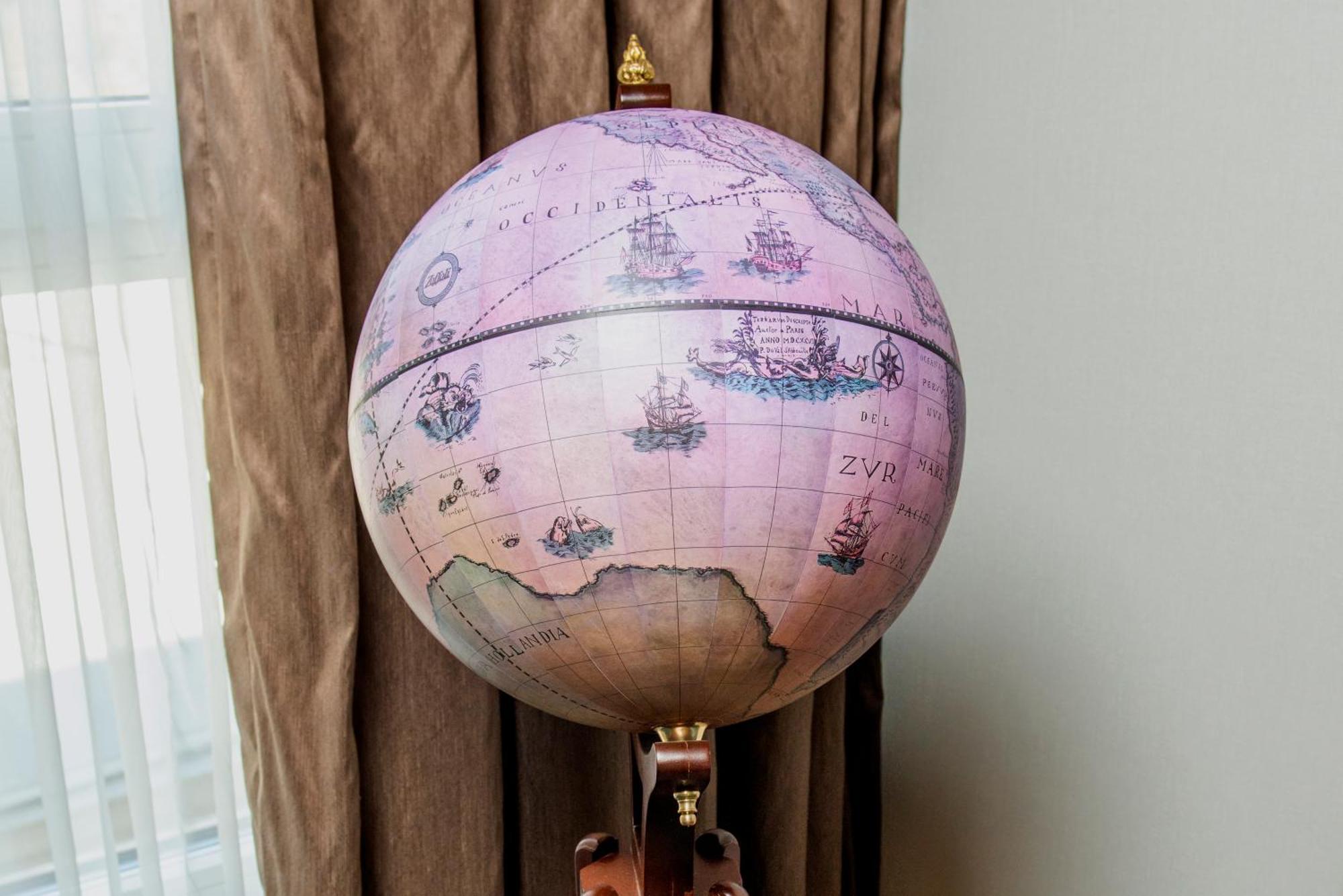Intercontinental Baku By Ihg Hotel Luaran gambar A globe in the White House